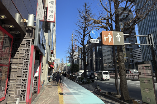 そのまま直進します。