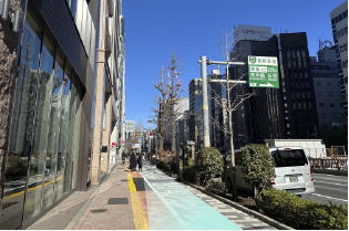 そのまま直進します。
