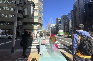 ファミリーマートさんが向かいに見えます。横断歩道を渡り、直進します。