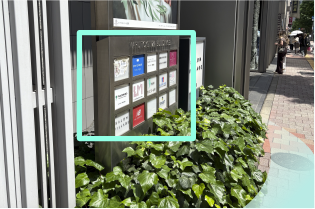 店舗ビルのインフォメーションサインがあります。
