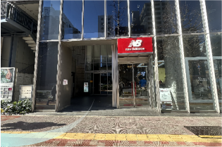ニューバランスさんの左側が入口になります。